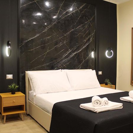 Blackwoody Contemporary Rooms - Napoli Centro Storico Via Toledo Esterno foto