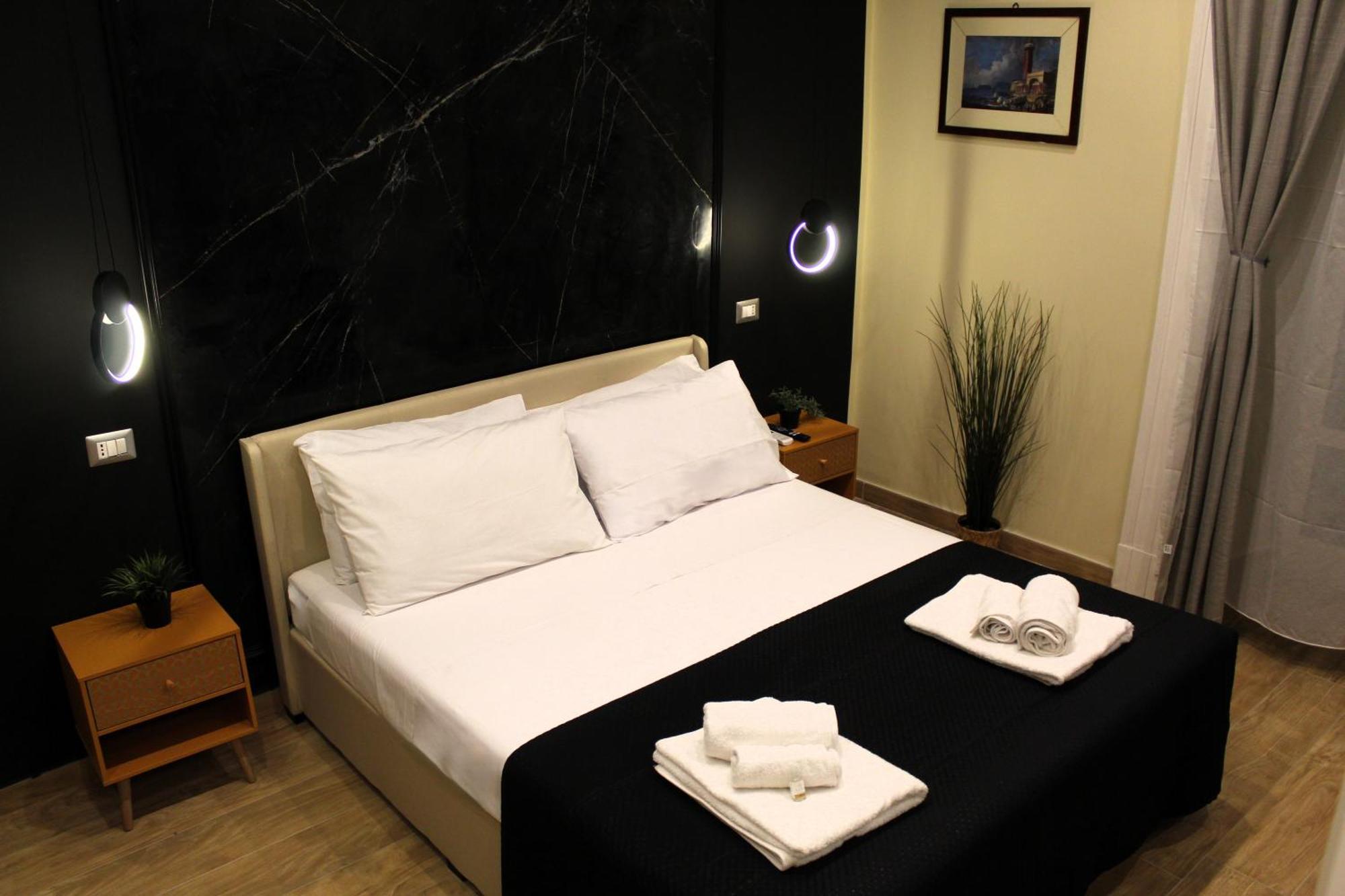 Blackwoody Contemporary Rooms - Napoli Centro Storico Via Toledo Esterno foto