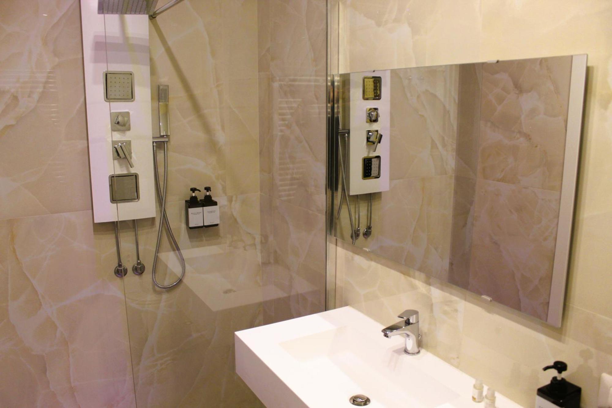 Blackwoody Contemporary Rooms - Napoli Centro Storico Via Toledo Esterno foto