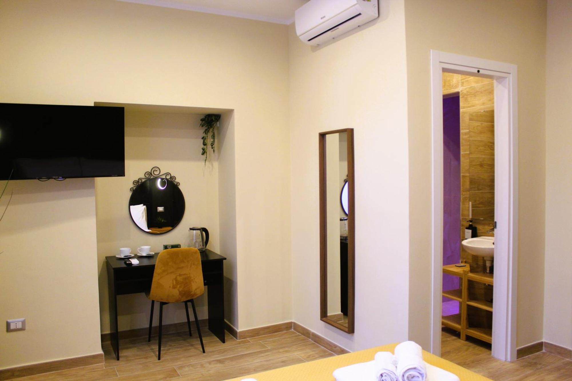 Blackwoody Contemporary Rooms - Napoli Centro Storico Via Toledo Esterno foto
