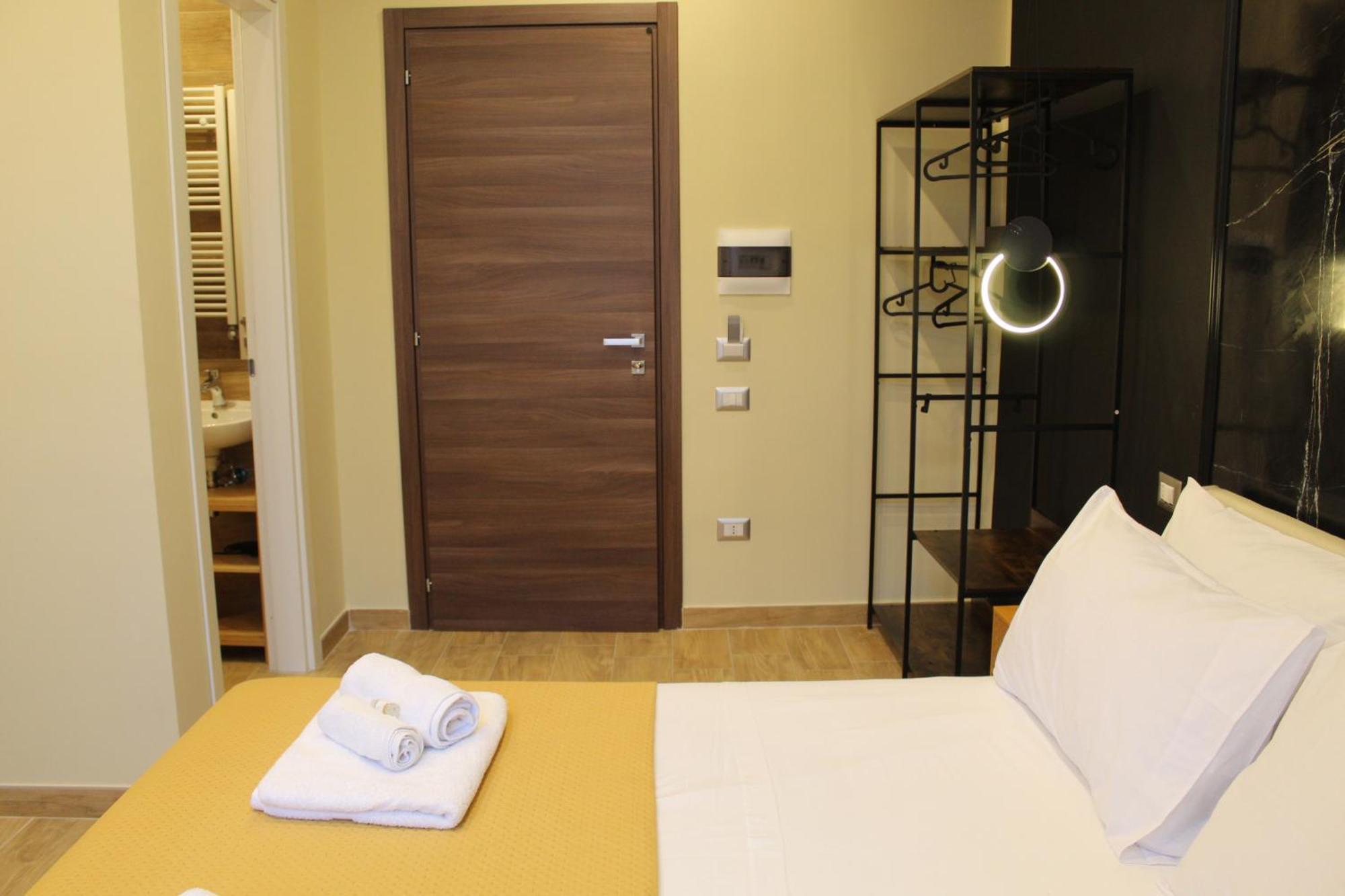 Blackwoody Contemporary Rooms - Napoli Centro Storico Via Toledo Esterno foto