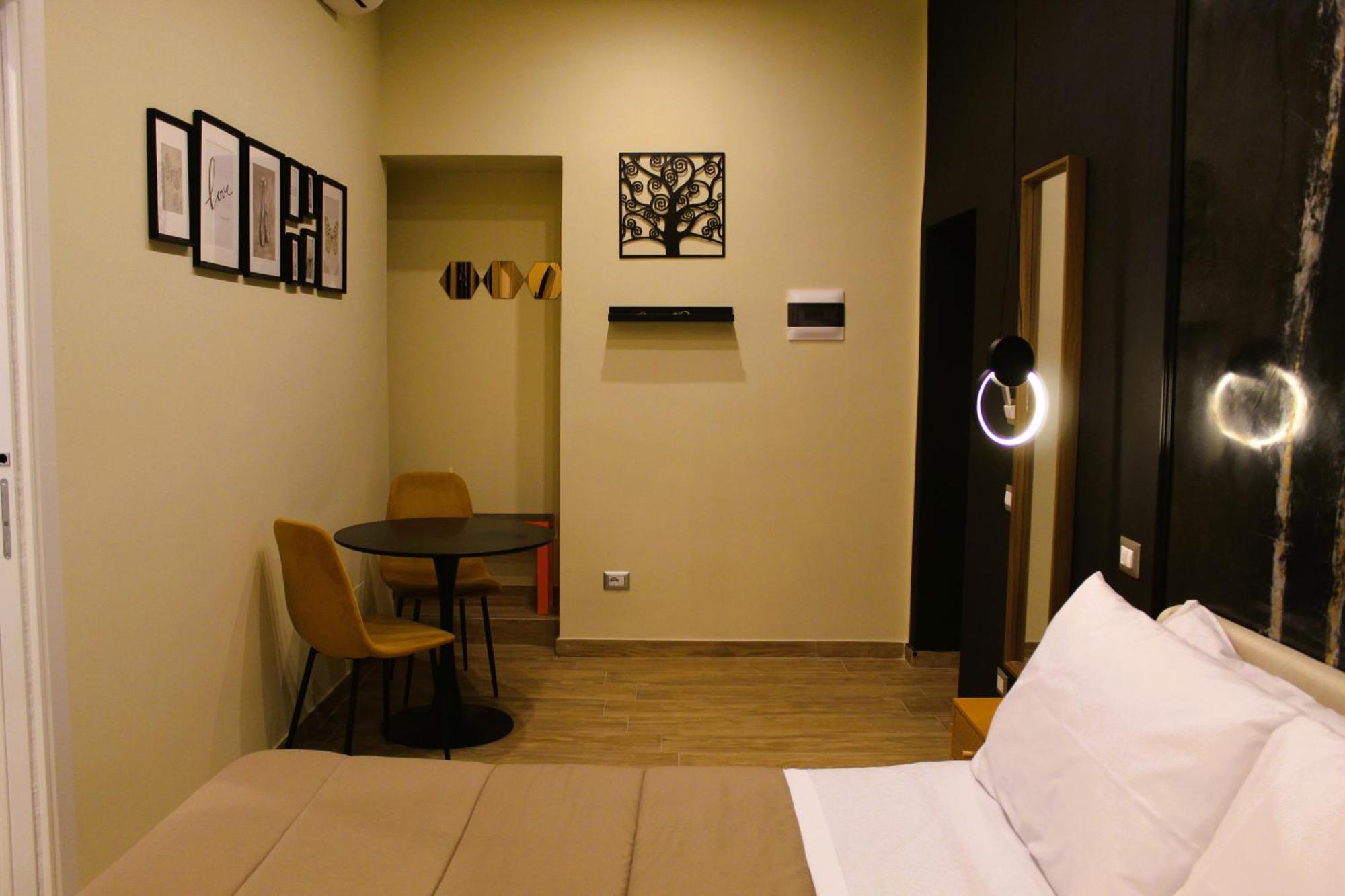 Blackwoody Contemporary Rooms - Napoli Centro Storico Via Toledo Esterno foto