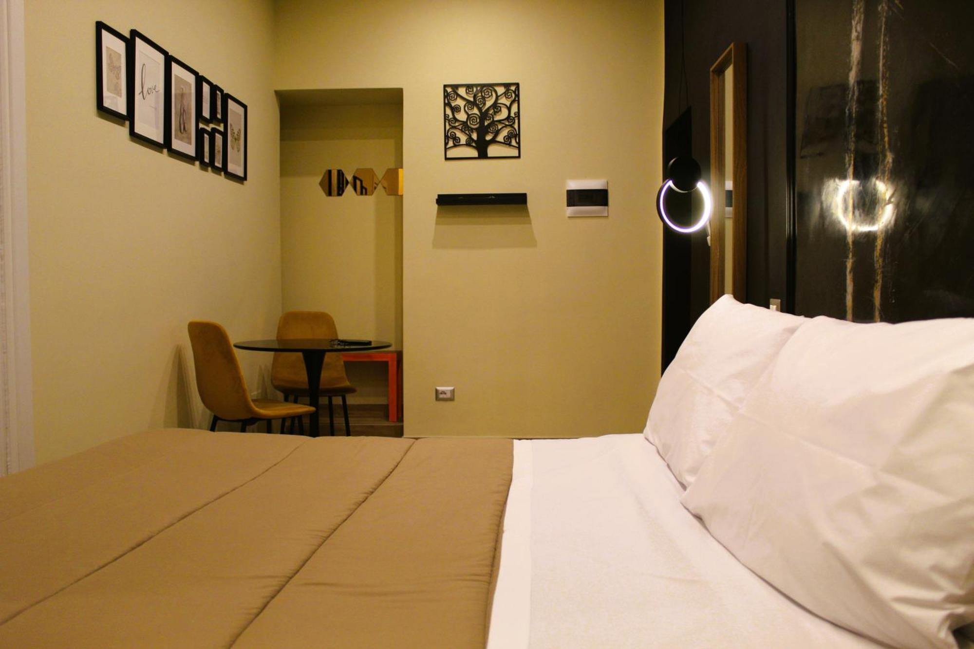Blackwoody Contemporary Rooms - Napoli Centro Storico Via Toledo Esterno foto